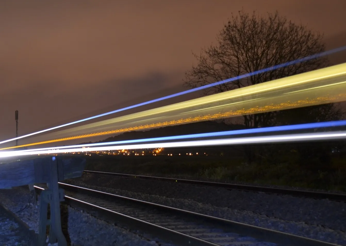 Rastros de luz de um trem em movimento durante a noite